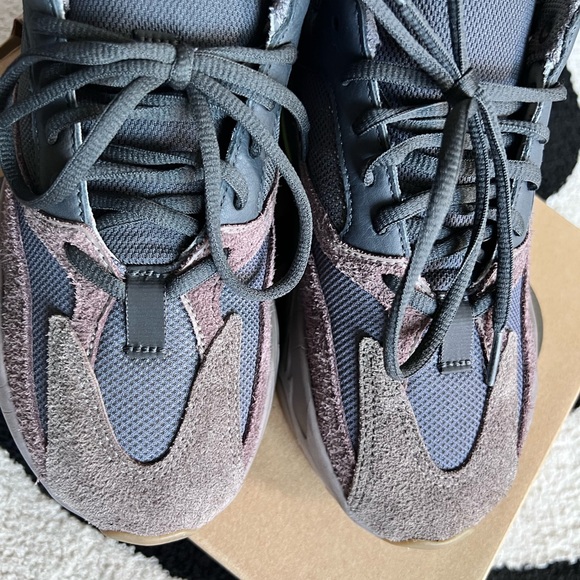 adidas Yeezy Boost 700 Mauve - Picture 9 of 13
